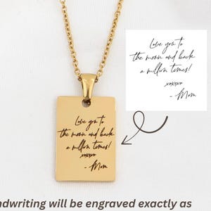 Peut inclure: Un collier avec un pendentif rectangulaire doré gravé d'un texte manuscrit qui dit, Love you to the moon and back a million times! xoxoxo - Mom. Le pendentif est suspendu à une chaîne à maillons assortie de couleur dorée.