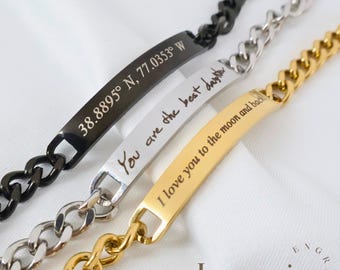 Può includere: Tre braccialetti incisi con catene a maglia. Uno è nero con coordinate, un altro argento con "You are the best daughter", e uno dorato con "I love you to the moon and back". Il marchio "Lunaria" è visibile.