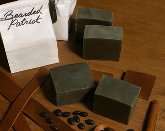 Sapone per barba al sego – catrame di pino, carbone, cuoio e mogano