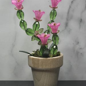 Cactus de cuentas hecho a mano en maceta de madera con imán