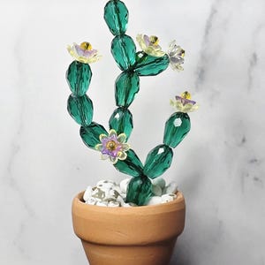 Cactus de cuentas hecho a mano en maceta de madera con imán