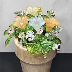 Handgjorda pärlblommor i träkruka med magnet