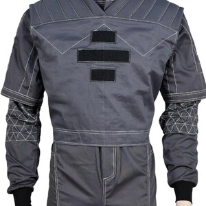 Puede incluir: Un letrero de madera r&uacute;stico con la frase "Welcome to our porch" en letras blancas. El letrero presenta un acabado envejecido y un dise&ntilde;o sencillo y acogedor, ideal para la decoraci&oacute;n exterior.