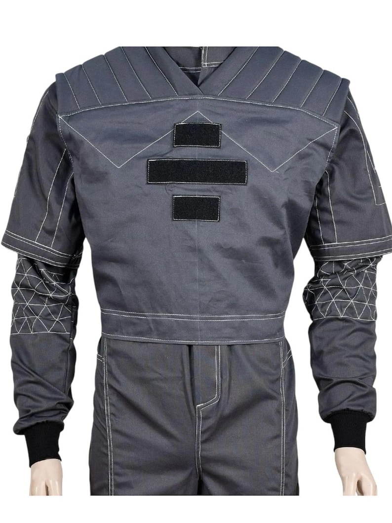 Puede incluir: Un letrero de madera r&uacute;stico con la frase "Welcome to our porch" en letras blancas. El letrero presenta un acabado envejecido y un dise&ntilde;o sencillo y acogedor, ideal para la decoraci&oacute;n exterior.