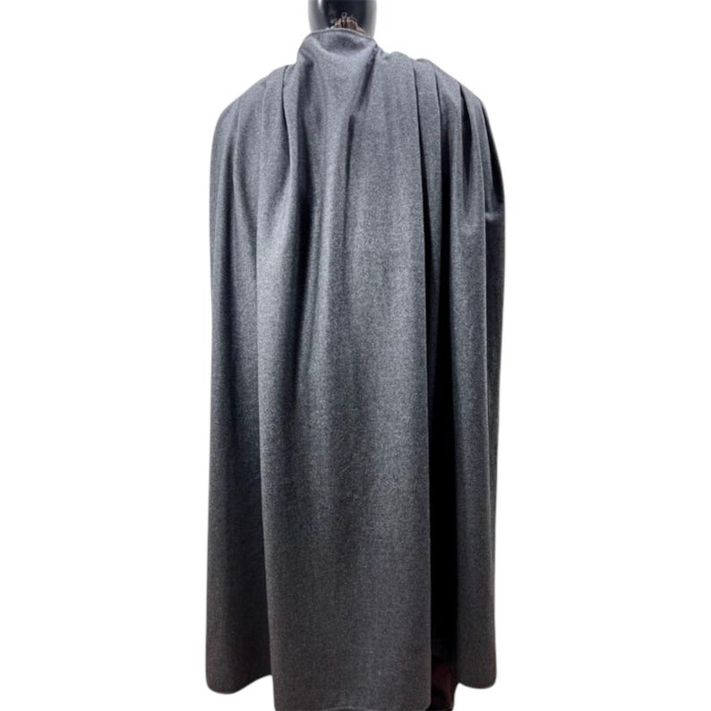 Puede incluir: Una taza de cer&aacute;mica blanca con un asa negra y el texto "But First, Coffee" en negrita negra. La taza se encuentra sobre un fondo borroso, sugiriendo un ambiente acogedor.