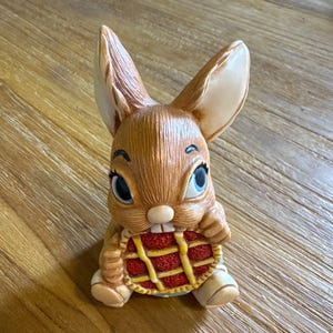 Vintage Pendelfin “Picnic Midge” Bunny Figurine – Hand-Painted Stonecraft – 1970s English Collectible Rabbit