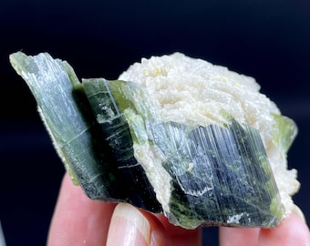 Turmalina verde con albita de Skardu, Pakistán: múltiples cristales en matriz, ejemplar mineral de colección.