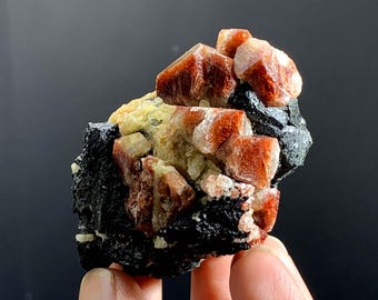 72カラットの血赤色ジルコン結晶標本（パキスタン産） - Etsy 日本