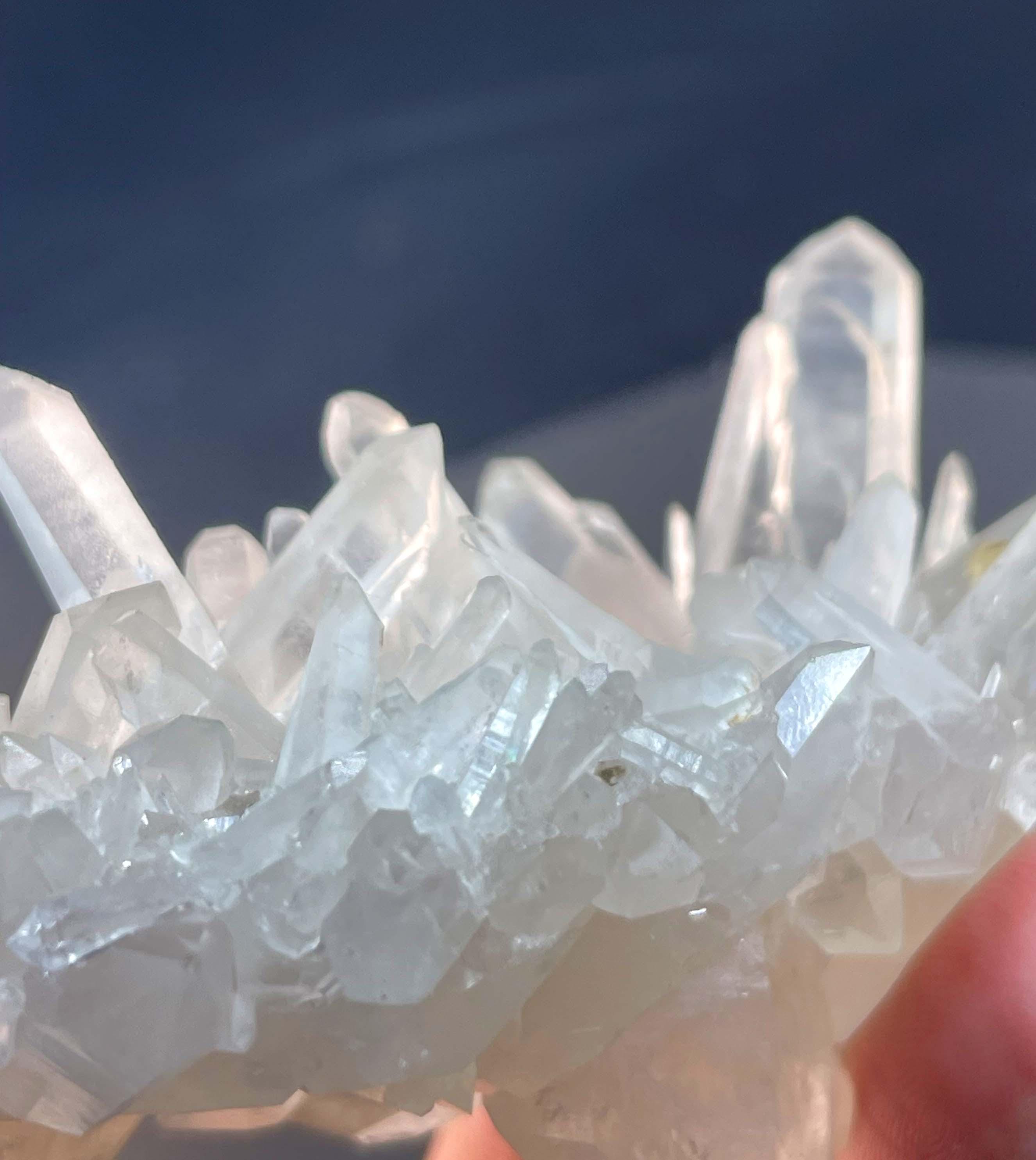 パキスタン、スカルドゥ産水晶クラスター - 輝く透明水晶ポイント