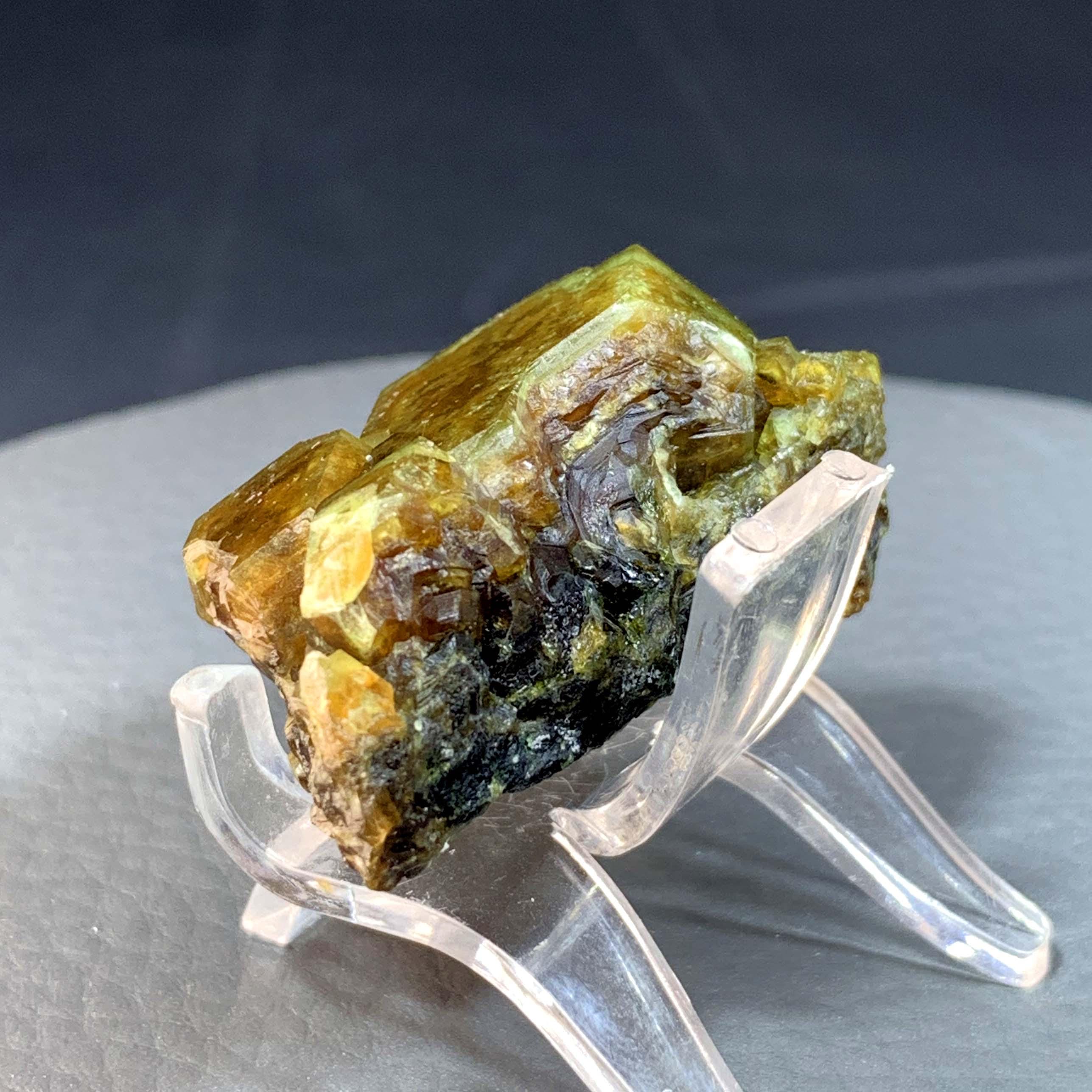 パキスタン、スカルドゥ、シガール渓谷産のアンドラダイトガーネット