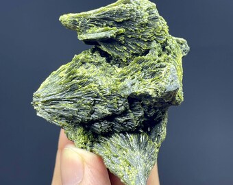 パキスタン産の樹形豊かな緑の緑簾石標本 - 38 グラム - Etsy 日本