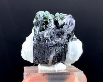 Schorlo y turmalina verde sobre albita: cúmulo de cristales en bruto, Skardu, Pakistán