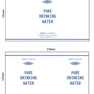 Puede incluir: Etiqueta blanca con detalles azules y texto "PURE DRINKING WATER". La etiqueta incluye el logotipo de Vault-Tec e indica "CONTENTS 16 FLUID OZ." Dimensiones: 210 mm x 131 mm.