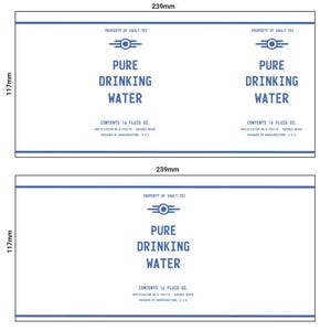 Puede incluir: Dos etiquetas rectangulares azules y blancas. Indican "PROPERTY OF VAULT-TEC" y "PURE DRINKING WATER". Cada etiqueta dice "CONTENTS 16 FLUID OZ." Las etiquetas miden 23,9 cm de ancho y 11,7 cm de alto.