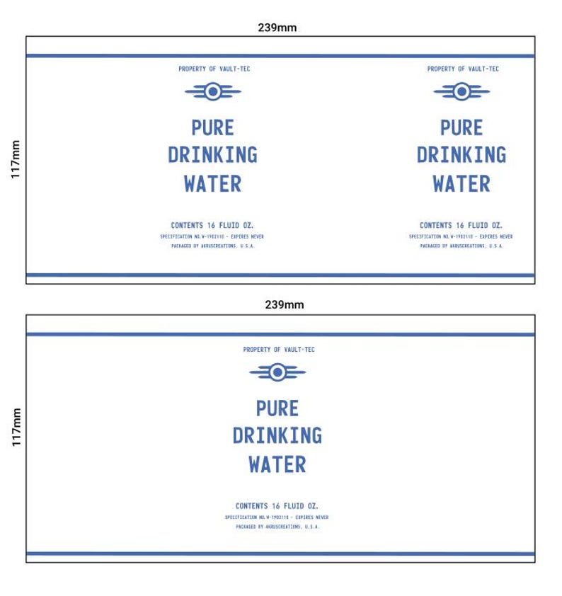 Puede incluir: Dos etiquetas rectangulares azules y blancas. Indican "PROPERTY OF VAULT-TEC" y "PURE DRINKING WATER". Cada etiqueta dice "CONTENTS 16 FLUID OZ." Las etiquetas miden 23,9 cm de ancho y 11,7 cm de alto.