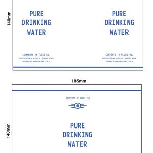 Puede incluir: Dos etiquetas blancas y azules para botellas de agua con el texto "PURE DRINKING WATER". Cada etiqueta mide 18,5 cm de ancho y 14 cm de alto y contiene 473 ml de agua. Las etiquetas est&aacute;n marcadas como "PROPERTY OF VAULT-TEC".