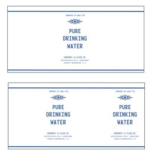 Puede incluir: Etiqueta blanca y azul con el texto &laquo; PURE DRINKING WATER &raquo; y &laquo; CONTENIDO 473 ml &raquo;. La etiqueta tiene un borde azul y un logotipo en la parte superior. Tambi&eacute;n se ven las palabras &laquo; PROPERTY OF VAULT-TEC &raquo;.