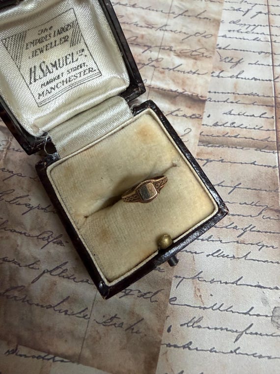 Beautiful Australian Baby’s signet keep safe ring - in original box ( not shown ) .5g