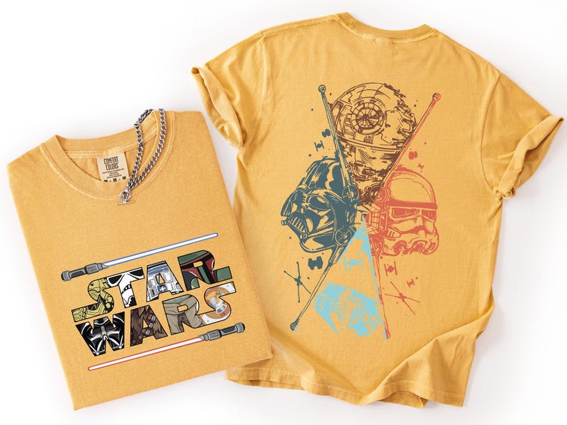 K&ouml;nnte beinhalten: Senfgelbe T-Shirts mit Star Wars-Grafiken. Ein T-Shirt zeigt den Text "STAR WARS" mit Charakterillustrationen und Lichtschwertern. Das andere Shirt zeigt Darth Vader, einen Sturmtruppler und den Todesstern.