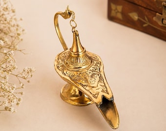 Lámpara de Aladino de latón vintage, lámpara de aceite de genio decorativa, lámpara mágica de latón grabada, decoración de Las mil y una noches, pieza decorativa, regalo de latón de colección.