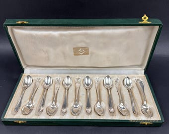 Coffret de 12 petites cuillères à moka Christofle modèle Pompadour
