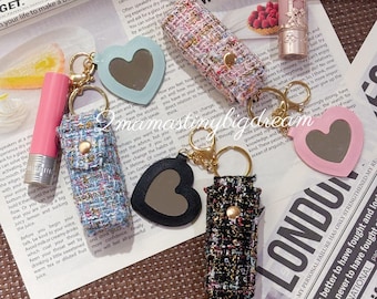 Etui na szminkę z tweedu z zawieszką w kształcie serca i lusterkiem, ręcznie robiony uchwyt na balsam do ust, szykowny tweedowy brelok do torebki, prezent dla niej, elegancki brelok do szminki