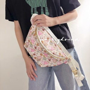 Magic friends Whimsical Theme Park Fanny Pack - Niedliche Cartoon-inspirierte Umhängetasche für magische Abenteuer & Familienausflüge
