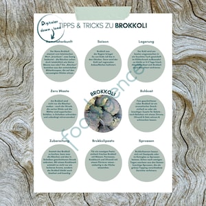 Könnte beinhalten: Ein gedruckter Ratgeber auf einer Holzoberfläche mit dem Titel "Tipps & Tricks zu Brokkoli". Der Ratgeber enthält Informationen über Brokkoli, einschließlich Herkunft, Saison, Lagerung und Zubereitungsmethoden. Der Text ist auf Deutsch.