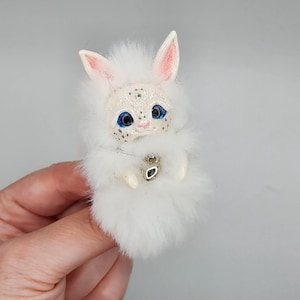 Lapin blanc fait main, lapin miniature fantaisie, objet de collection en pâte polymère avec fausse fourrure, cadeau charmant pour les amateurs de lapin