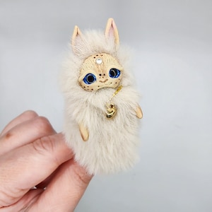 Lapin beige fait main, lapin miniature fantaisie, objet de collection en pâte polymère avec fausse fourrure, cadeau charmant pour les amateurs de lapin