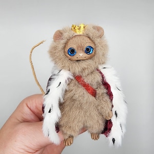 Handmade Beige Mouse King, Fantasy Miniature Mouse, Polymer Clay Collectible Item with Faux Fur, Charming Gift for Mouse Lovers