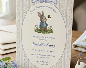 Invitación para baby shower con temática de conejito, "Pequeño conejito en camino", invitación para baby shower con lazo azul coqueto, plantilla editable de Canva.