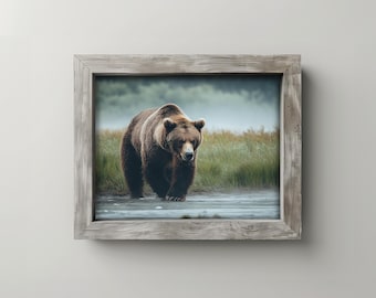 Pode incluir: Impressão emoldurada com um urso pardo caminhando em direção ao espectador. O urso está em um habitat natural com grama verde e água. A moldura é feita de madeira desgastada.