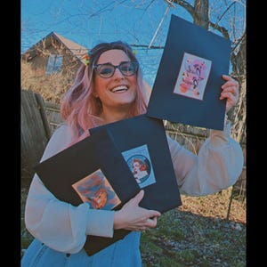 Puede incluir: Una taza de cerámica blanca con un asa negra y el texto "But First, Coffee" en negrita negra. La taza se encuentra sobre un fondo neutro, resaltando su diseño simple.