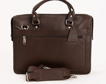 エレガントなブラウンレザーのラップトップバッグ（ショルダーストラップ付き） - オフィス＆旅行用ブリーフケース