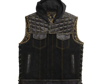ハンドメイドのブラックレザーフード付きベスト。肩部分はキルティング、スタッズディテール。バイカースタイルのノースリーブジャケット。