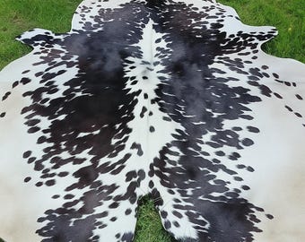 黒と白の斑点模様の牛革ラグ：手作りの本革エリアラグ