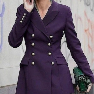 Traje de mujer morado, ideal para entrevistas de trabajo: chaqueta y pantalón cruzados. Confección moderna, materiales de primera calidad (tallas personalizadas, opciones de tallas grandes).