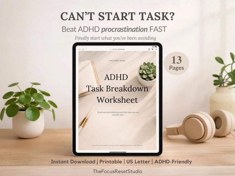 Puede incluir: Una tableta digital muestra una "Hoja de trabajo de desglose de tareas de TDAH" con el texto: "&iquest;No puedes empezar la tarea? Vence la procrastinaci&oacute;n del TDAH R&Aacute;PIDO." La imagen incluye una suculenta, auriculares y una planta en maceta blanca. El documento tiene 13 p&aacute;ginas.