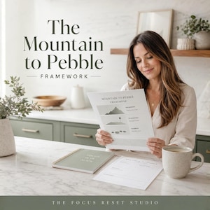 Pode incluir: Uma mulher segura um documento intitulado "Mountain to Pebble Framework". A imagem apresenta uma bancada de m&aacute;rmore com um caderno, uma caneca e um vaso com vegeta&ccedil;&atilde;o. O texto "The Focus Reset Studio" est&aacute; na parte inferior.