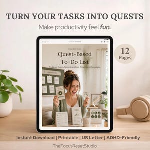 Könnte beinhalten: Ein digitales Tablet zeigt eine "Quest-basierte To-Do-Liste" mit dem Text "Verwandeln Sie Ihre Aufgaben in Quests". Das Bild zeigt eine Frau, die Karten hält, eine Pflanze, Kopfhörer und den Text "12 Seiten".
