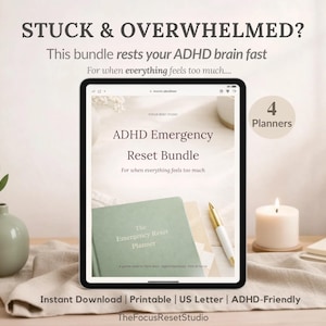 Puede incluir: Una tableta digital muestra el "ADHD Emergency Reset Bundle" con el texto "Stuck & Overwhelmed?" y "For when everything feels too much..." También se ven una agenda verde, un bolígrafo, una vela y jarrones decorativos.