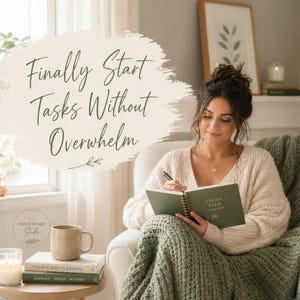 Pode incluir: Uma mulher sentada numa poltrona branca escreve num di&aacute;rio verde. O di&aacute;rio diz "Focus Plan Thrive". Uma manta bege e uma manta verde est&atilde;o sobre a cadeira. Uma caneca, livros e uma vela est&atilde;o numa mesa pequena. O texto diz "Finally Start Tasks Without Overwhelm."
