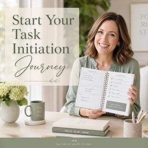 Pode incluir: Uma mulher segurando um caderno aberto com uma lista de verifica&ccedil;&atilde;o, com o texto "Start Your Task Initiation Journey". Uma caneca, livros e canetas est&atilde;o na mesa. O fundo inclui uma janela e uma impress&atilde;o emoldurada.