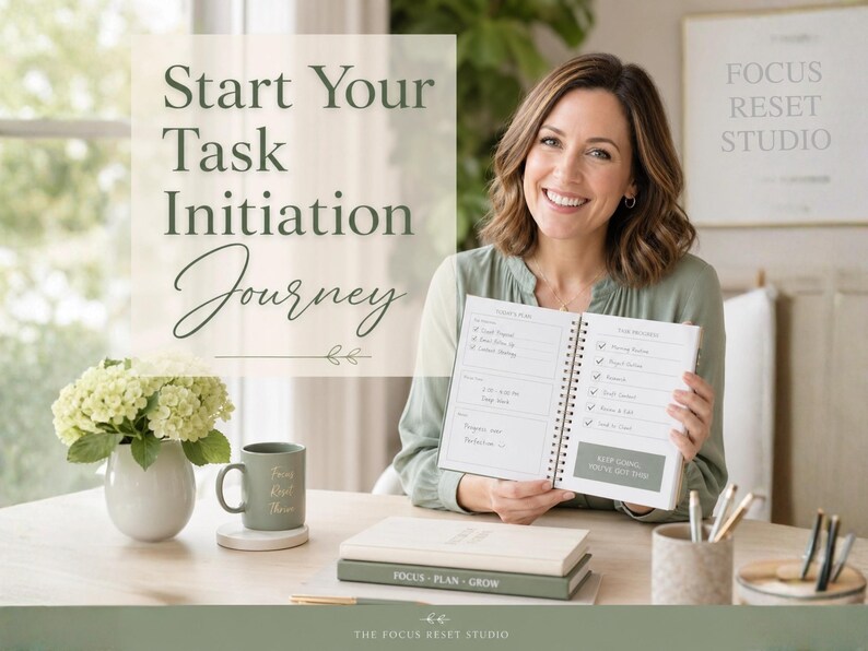 Pode incluir: Uma mulher segurando um caderno aberto com uma lista de verifica&ccedil;&atilde;o, com o texto "Start Your Task Initiation Journey". Uma caneca, livros e canetas est&atilde;o na mesa. O fundo inclui uma janela e uma impress&atilde;o emoldurada.