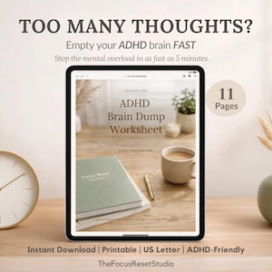 Può includere: Un tablet digitale mostra un "ADHD Brain Dump Worksheet" con il testo: "TOO MANY THOUGHTS?" e "Empty your ADHD brain FAST". Un orologio, una tazza di caffè, una penna e un vaso con erba decorativa sono su una superficie di legno. Il testo dice "Instant Download | Printable".