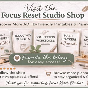 Puede incluir: Imagen promocional de Focus Reset Studio Shop, con varios planificadores y cuadernos de trabajo. El texto incluye "Daily Planners for ADHD", "Productivity Bundles" y "Goal Setting Workbooks". Tambi&eacute;n se ven una taza de caf&eacute;, una vela y vegetaci&oacute;n.