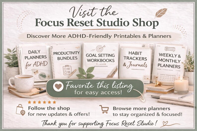 Puede incluir: Imagen promocional de Focus Reset Studio Shop, con varios planificadores y cuadernos de trabajo. El texto incluye "Daily Planners for ADHD", "Productivity Bundles" y "Goal Setting Workbooks". Tambi&eacute;n se ven una taza de caf&eacute;, una vela y vegetaci&oacute;n.