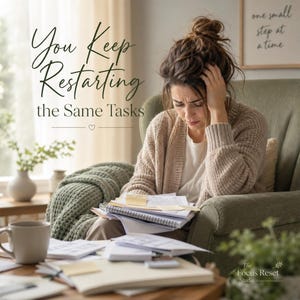 Pode incluir: Uma mulher sentada numa poltrona verde parece stressada, rodeada de pap&eacute;is. A imagem inclui o texto "You Keep Restarting the Same Tasks". Uma caneca de caf&eacute; e outros pap&eacute;is est&atilde;o sobre a mesa. Um sinal na parede diz "one small step at a time."