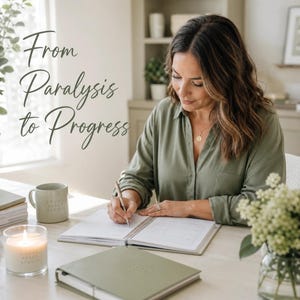Pode incluir: Uma pessoa escrevendo em um planejador em uma mesa. A imagem inclui uma caneca, uma vela e um vaso de flores. O texto "From Paralysis to Progress" &eacute; vis&iacute;vel. O planejador e outros itens s&atilde;o em tons de verde e branco.